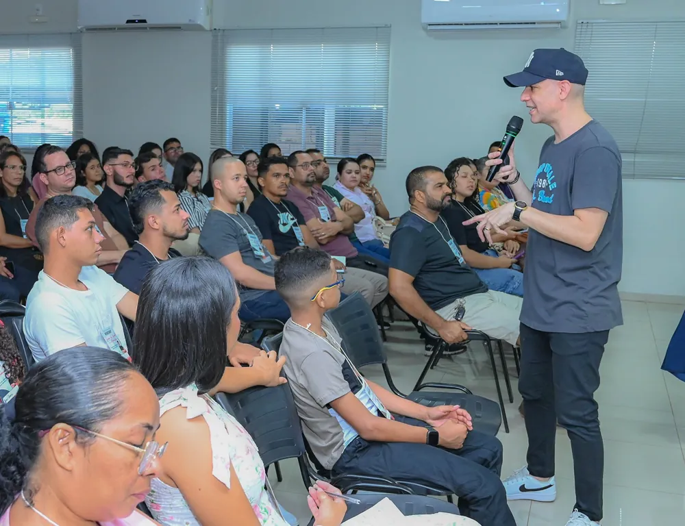 Vitor Meneguitte ministrando um workshop para equipes de louvor